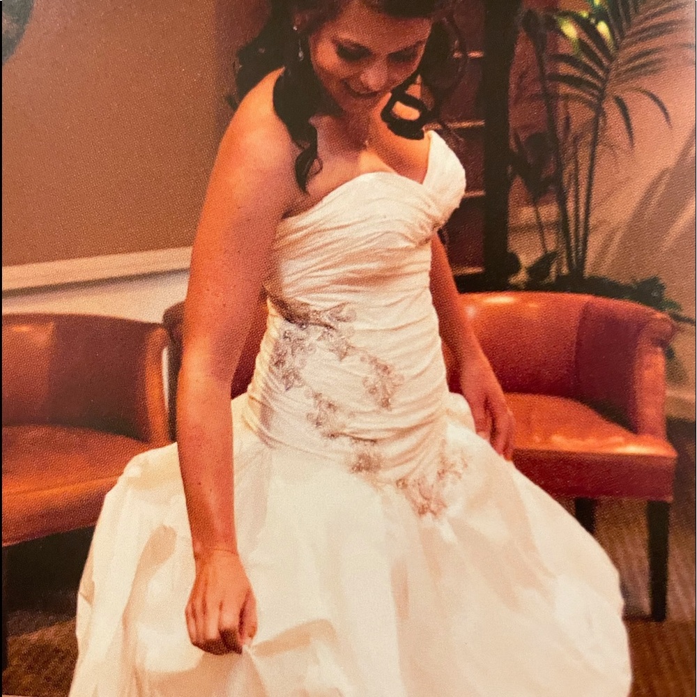 Ines do Santo Ivory “Madeline” Wedding Gown Size 12 (6). Ballon Fit and Flare. - Picture 3 of 11